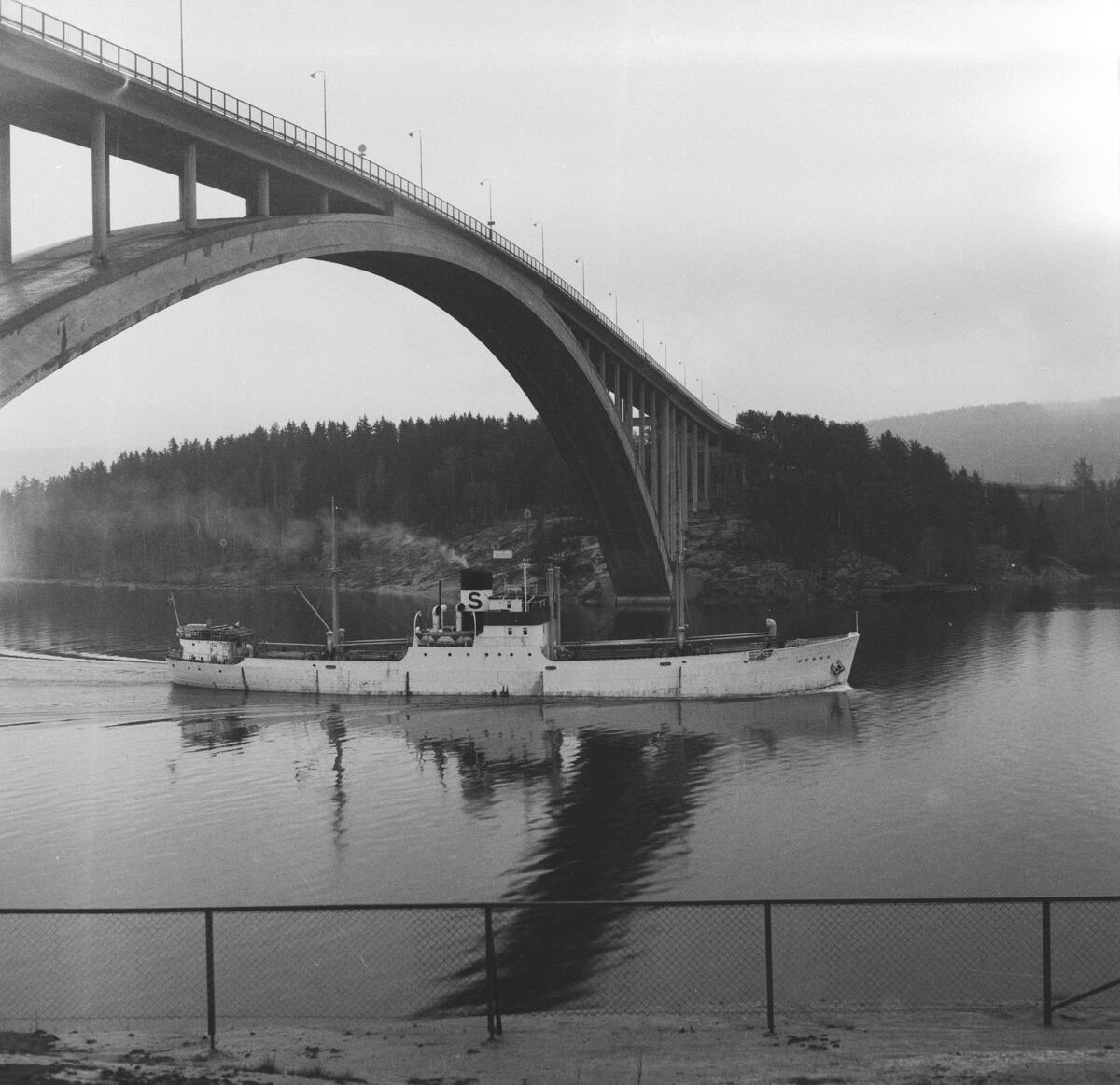 Fartyget Werna vid Sandöbron
