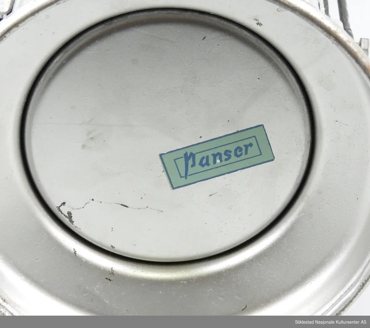 Karbidlampe med bærehank. Kuppel mangler. Stormlykt i stål merket PANSER (grønt merke med blå skrift). Lakkert svart og grå
