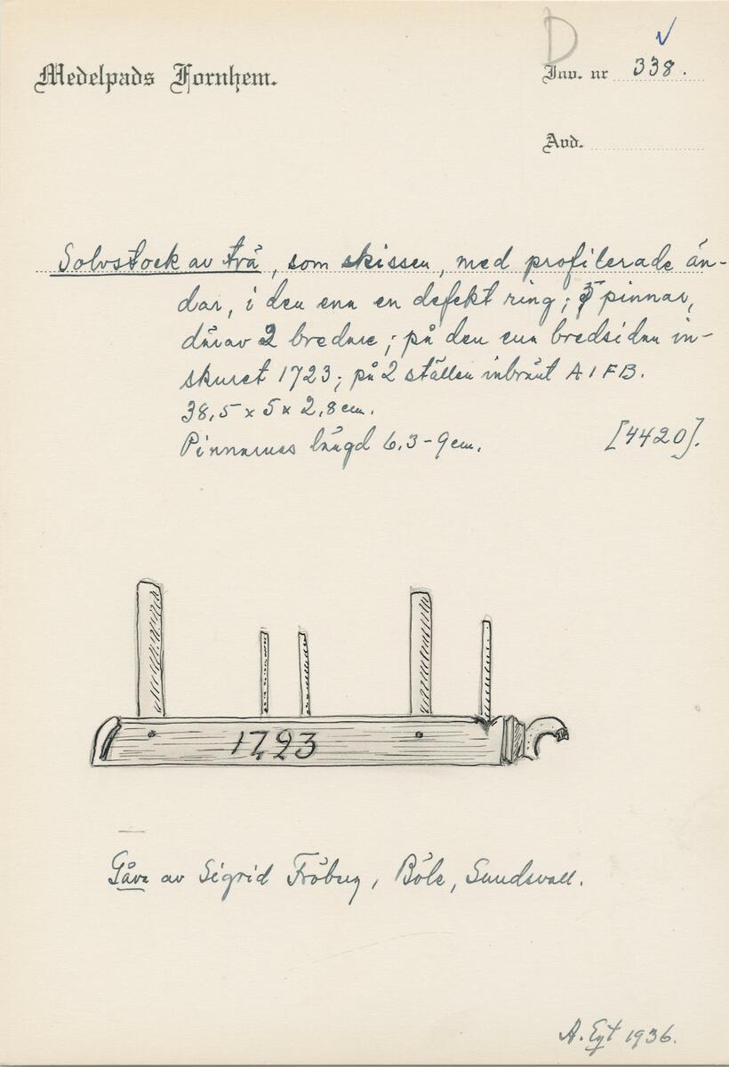 Solvstock av trä, med profilerade ändar. I den ena en defekt ring. 5 pinnar därav 2 bredare, på den ena bredsidan inskuret "1723", på 2 ställen inbränt "A I F B". Gåva av fru Sigrid Fröberg, Böle.