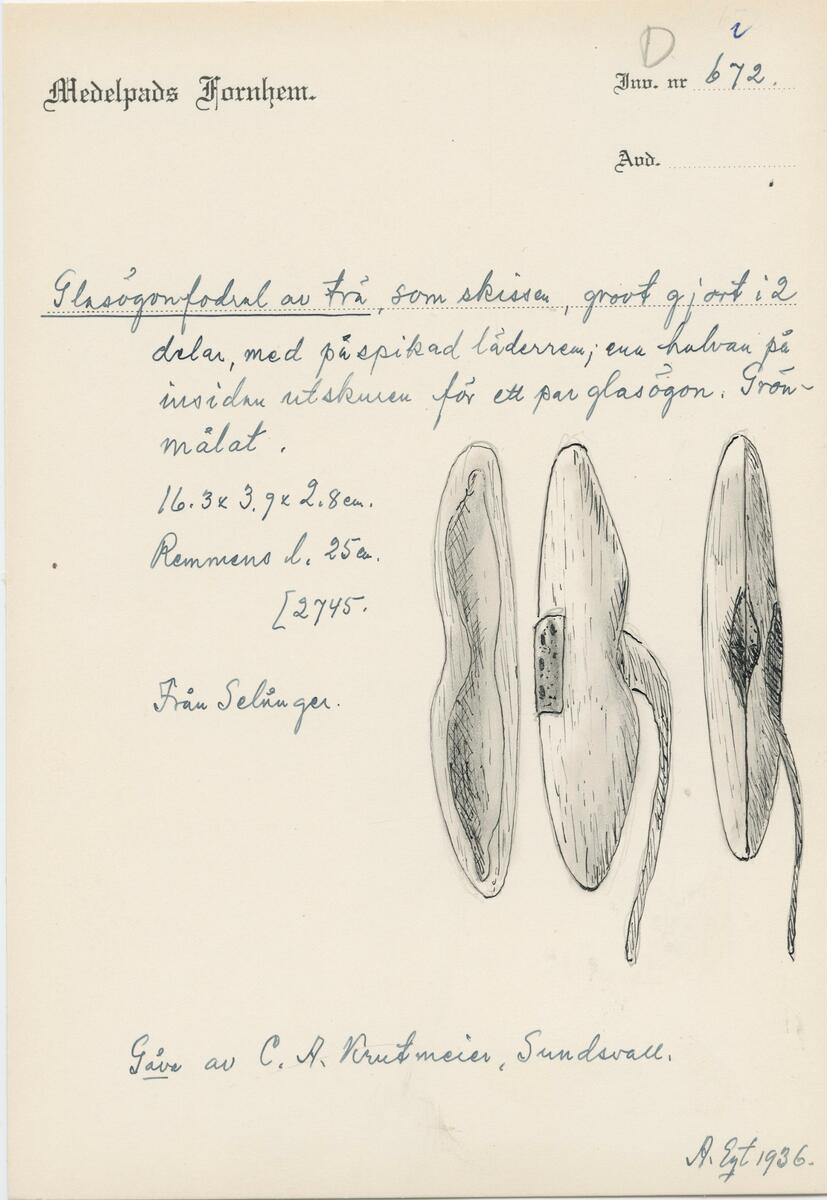 Glasögonfodral av trä, som skissen, grovt gjort i 2 delar med påpluggad läderrem. I ena halvan på insidan utskuret för ett par glasögon. Grönmålat på utsidan. 16,3 x 3,9 x 2,8 cm. Remmens längd 25 cm. Från Selånger. (skiss) (Ur Lappkatalogen Arvid Enqvist 1936)

Anm: Gåva av handlande C A Krutmeijer, Sundsvall.

