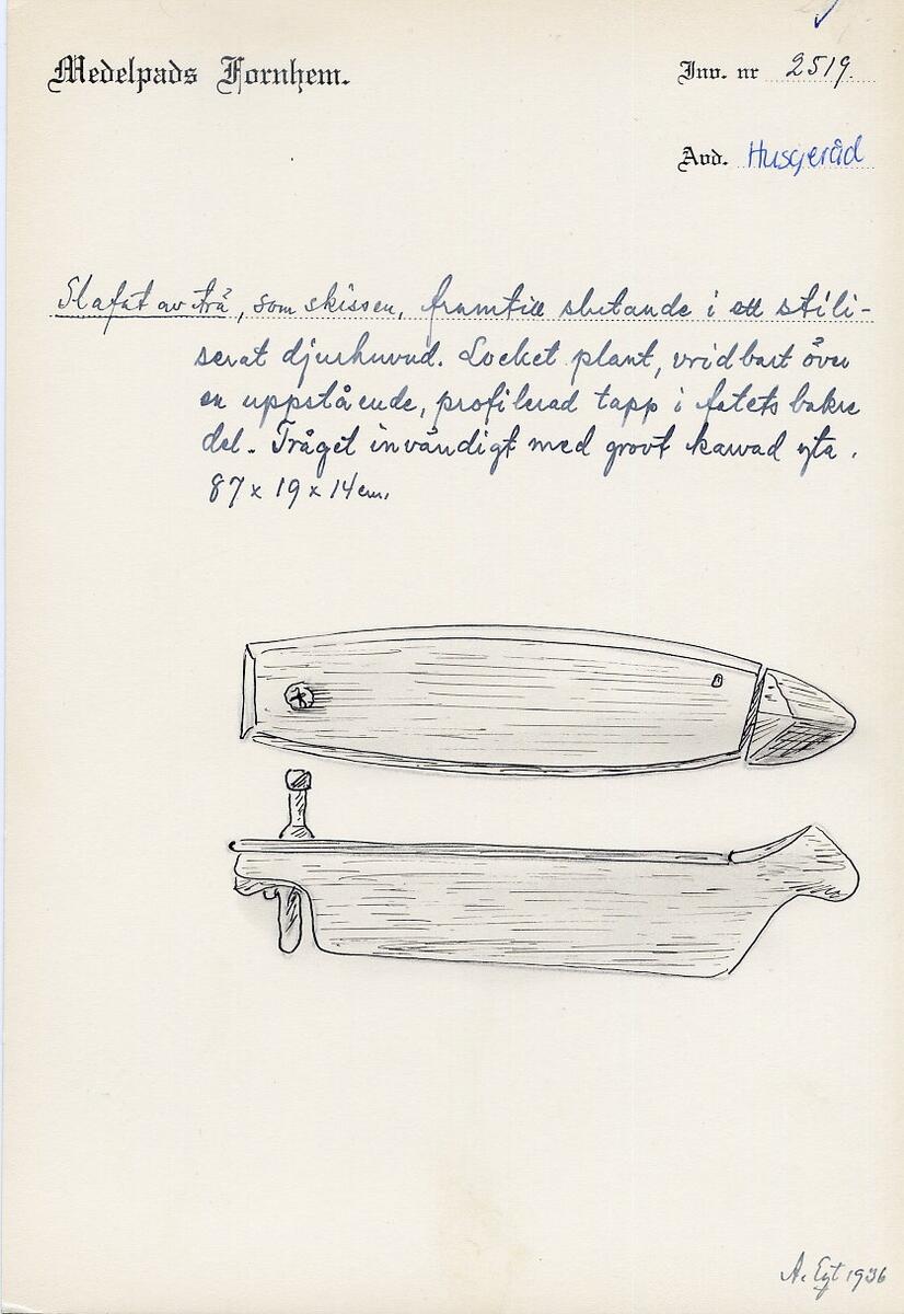 "Slafat av trä, som skissen, framtill slutande i ett stiliserat djurhuvud. Locket plant, vridbart över en uppstående, profilerad tapp i fatets bakre del. Tråget invändigt med grovt karvad yta. - 87 x 19 x 14 cm." (skiss) (ur lappkatalogen, Arvid Enqvist 1936)

