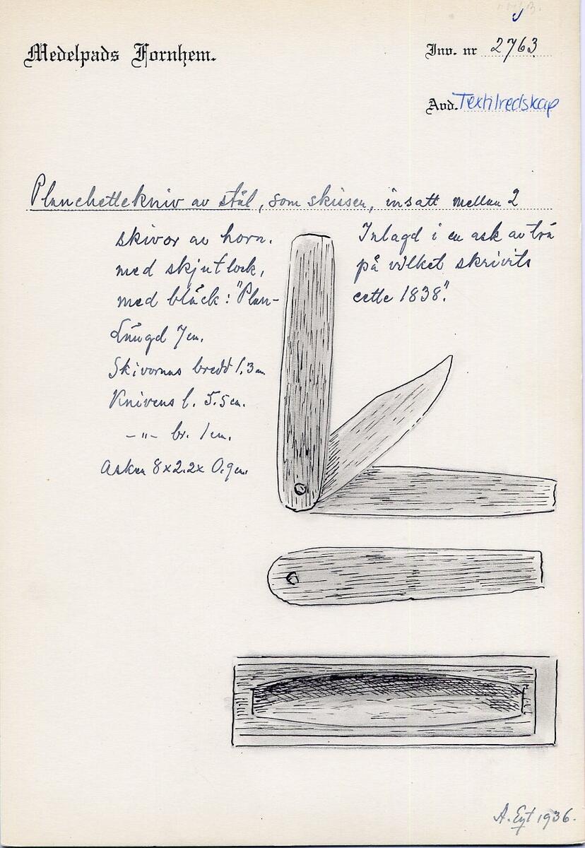Planchettkniv av stål, insatt mellan 2 skivor av horn. Inlagd i en ask av trä med skjutlock, på vilket skrivits med bläck " Plancette 1838 ". Tillverkningsår 1838.