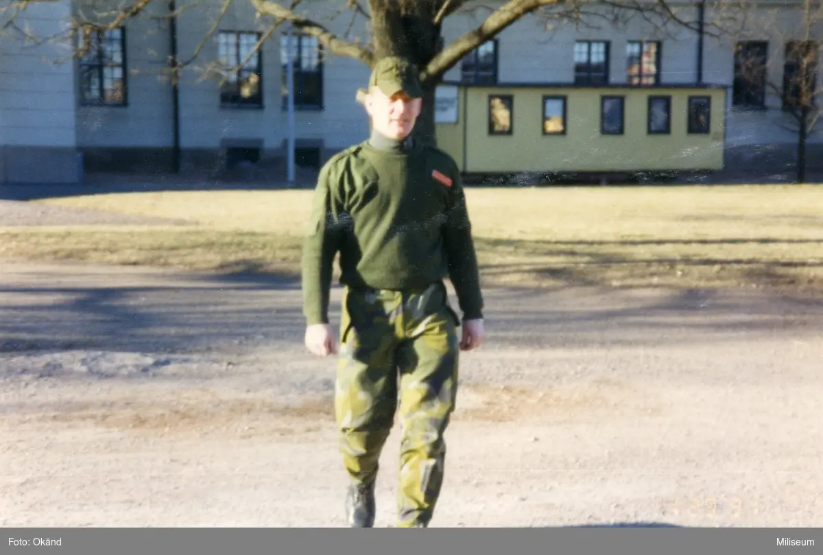Infanteriets stridsskola. Kompanichef Tommy Karlsson visar haltanträdet.