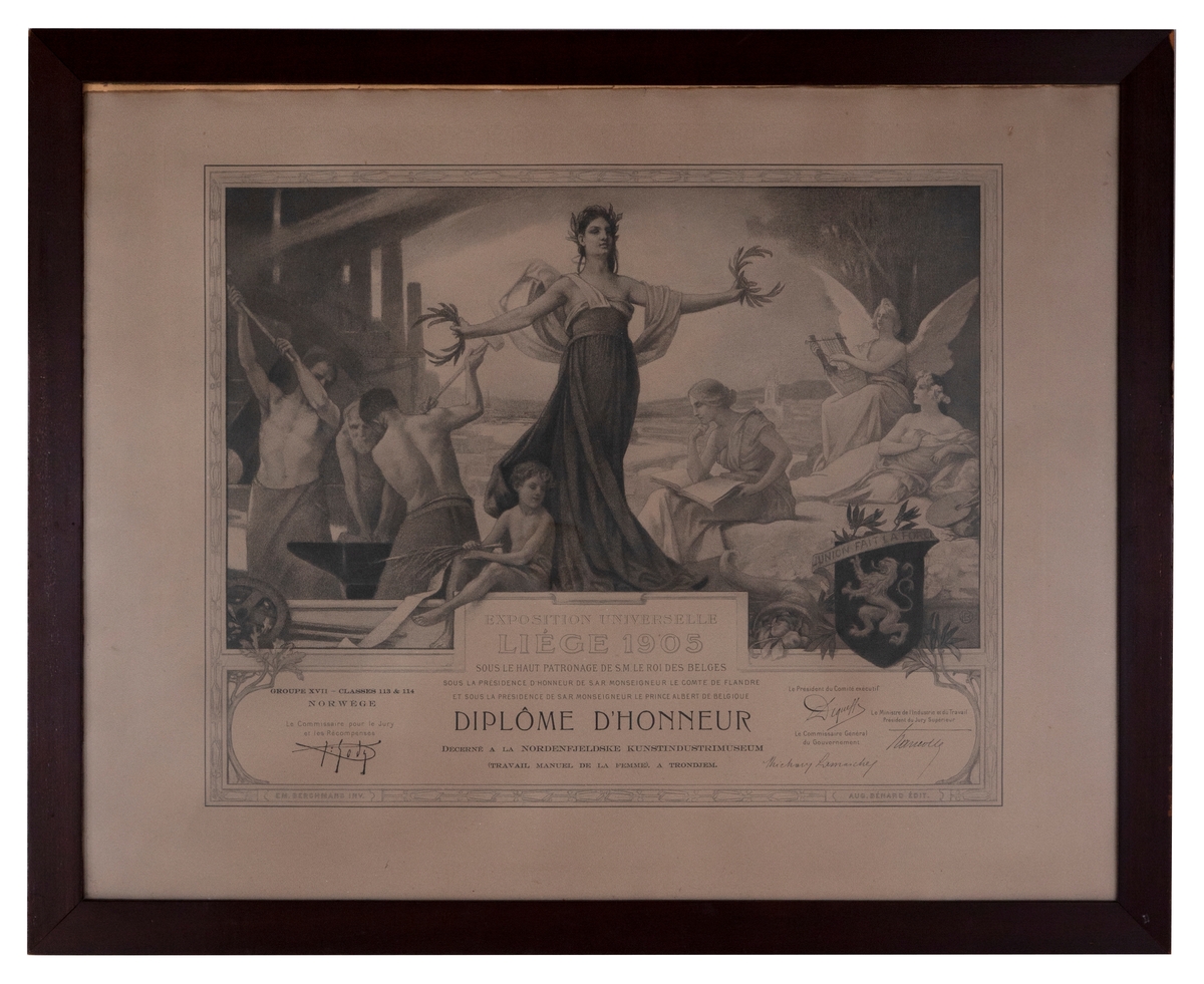 Allegori over arbeidet med håndverk, litteratur og musikk. Kvinnen i midten er kronet med laurbær og holder en laurbærkrans i hver hånd.