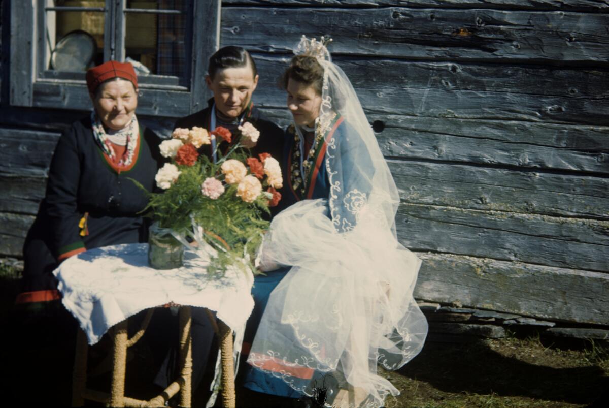 I Fatmomakke midsommaren 1946. Brudparet.