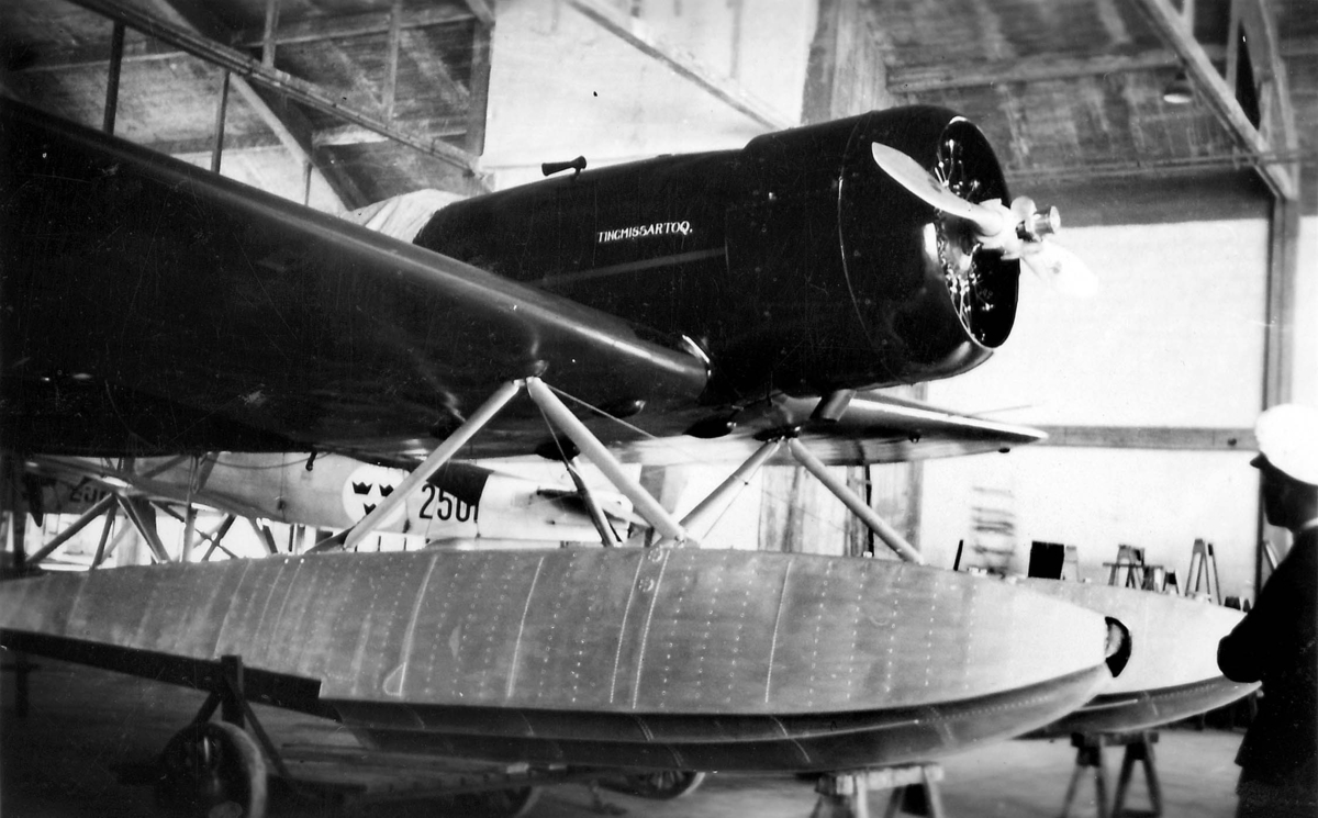Vy från sidan av flygplan Lockheed 8 Sirius ''Tingmissartoq' står i en hangar på F 2 Hägernäs vid Charles Lindberghs besök i september 1933.