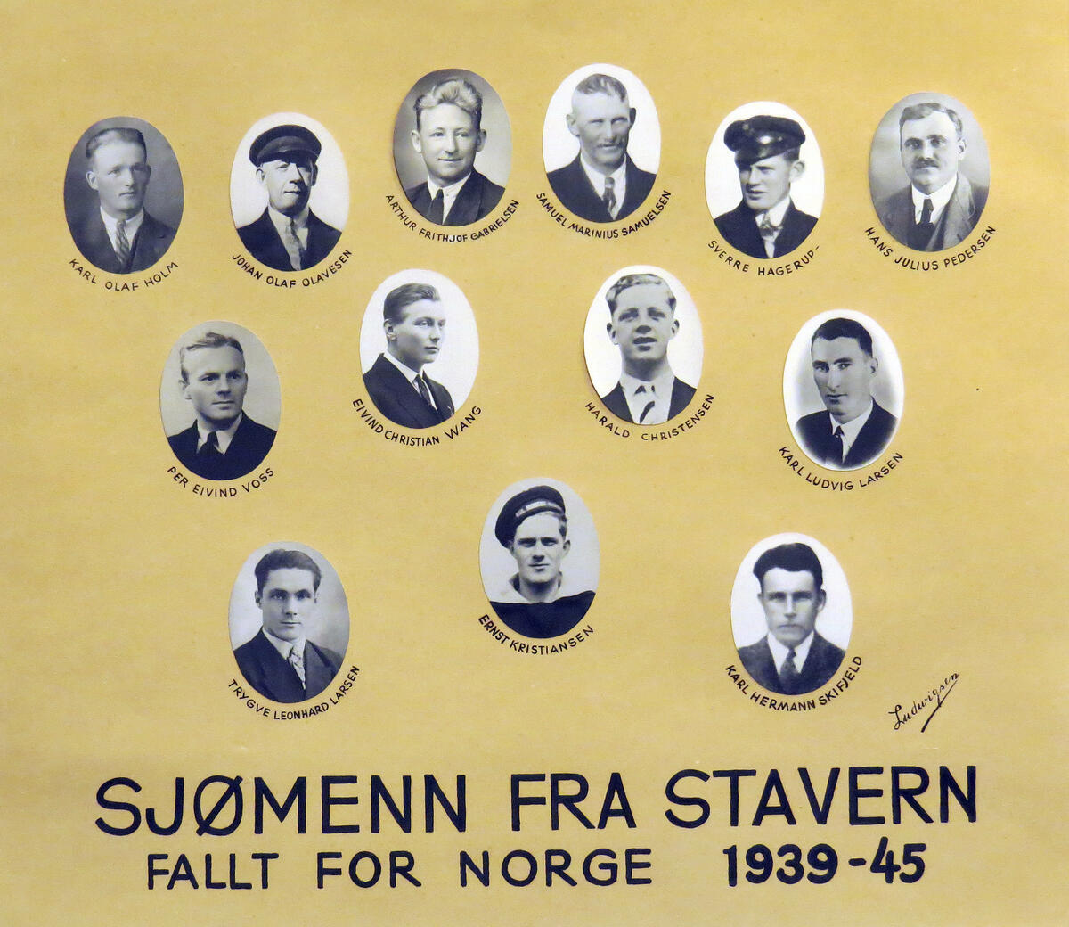 13 sort-hvitt-portretter av unge menn er limt på en gul papp. Det står skrevet: Sjømenn fra Stavern, fallt for Norge 1939-45er limt (Foto/Photo)