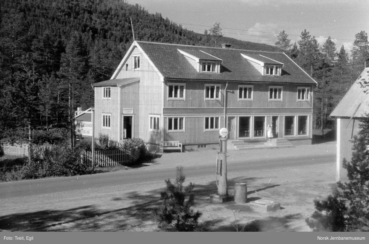 Forretningsbygg i Røkland, Saltdal. Norlandsbanens 14. avdelig hadde kontor i 2. etg. i bygningen i anleggstiden, se skilt over venstre dør og på gavlveggen