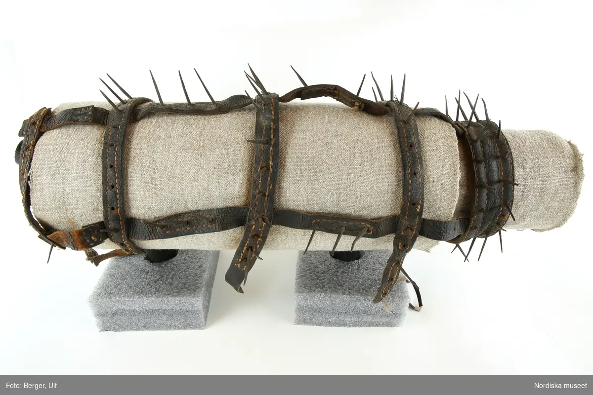Hundklädnad att brukas som skydd mot vargar. Klädnaden är uppfunnen av den gamle bonden Jon Andersson  i Borr, Hälsnigland 1826.