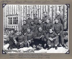 Gruppe med 14 av "Trondheimsgislene" (fanger på Falstad) fot