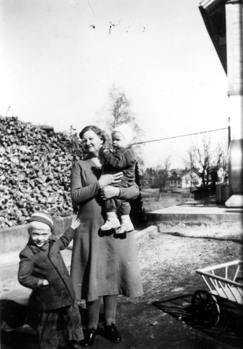 Ester Hedmark med Birgitta Helgesson på armen, pojken är Tore Helgesson.