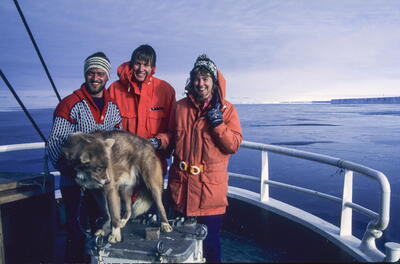 Jacob Meissner Larsen (t.v.), Jan Almquist og Monica Kristensen på vei hjem fra Sydpolen i  baugen på Monicas egen isbryter "Aurora". Fotografen er fjerde medlem på ekspedisjonen, glasiolog Neil McIntyre. (Foto/Photo)