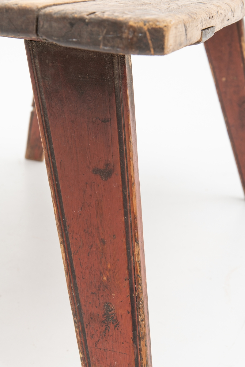 Rektangulært bord, arbeidsbord, for kontfletting. Arbeidsbordet har rødmalte bein.