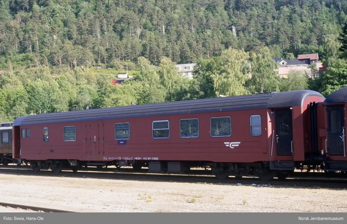 Kombinert reisegods-, konduktør- og personvogn litra BF1 nr. 21605 på Åndalsnes stasjon