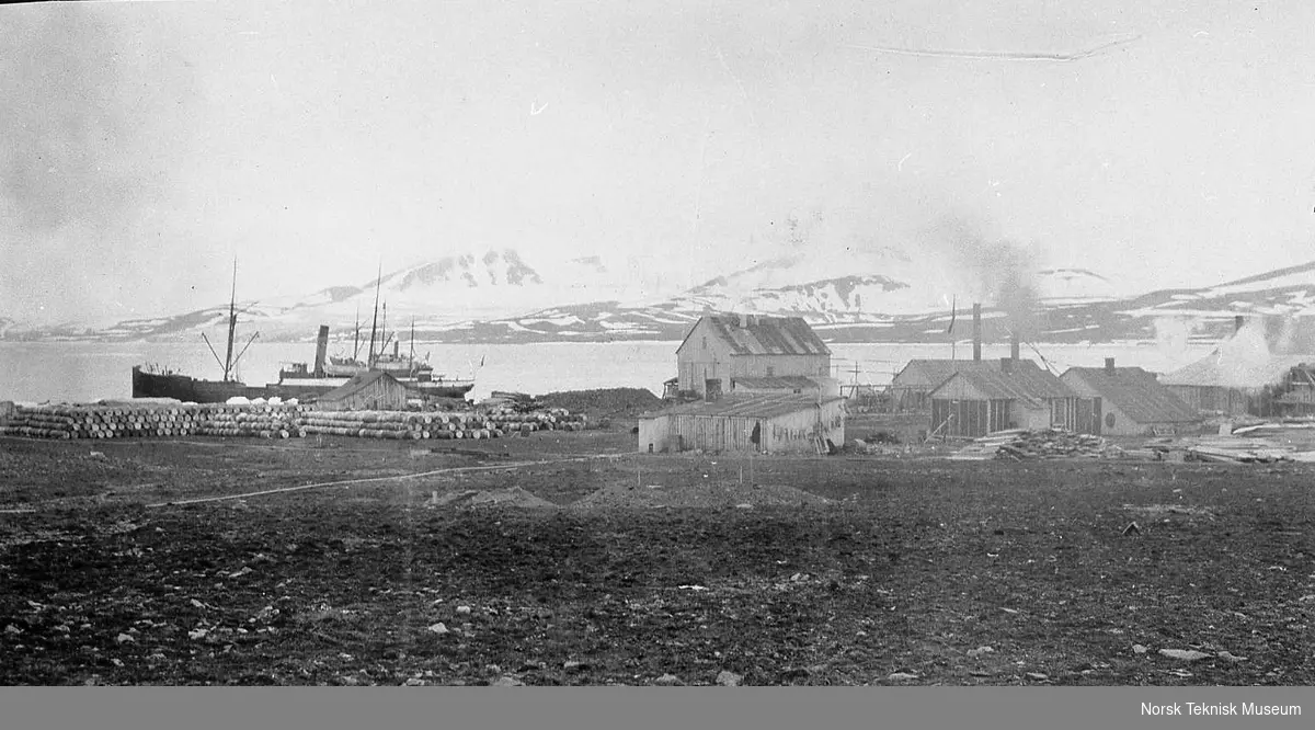 D/S Folsjø ved kai ved hvalstasjonen i Green Harbour, Grønfjorden ...