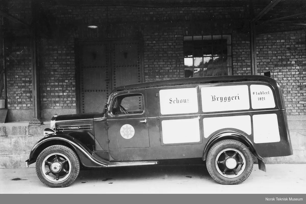 Federal 1934. Bilen har tilhørt Schous Bryggeri. Karosseri fra Auto-Karosserifabrikken, G. Henning, Kambo