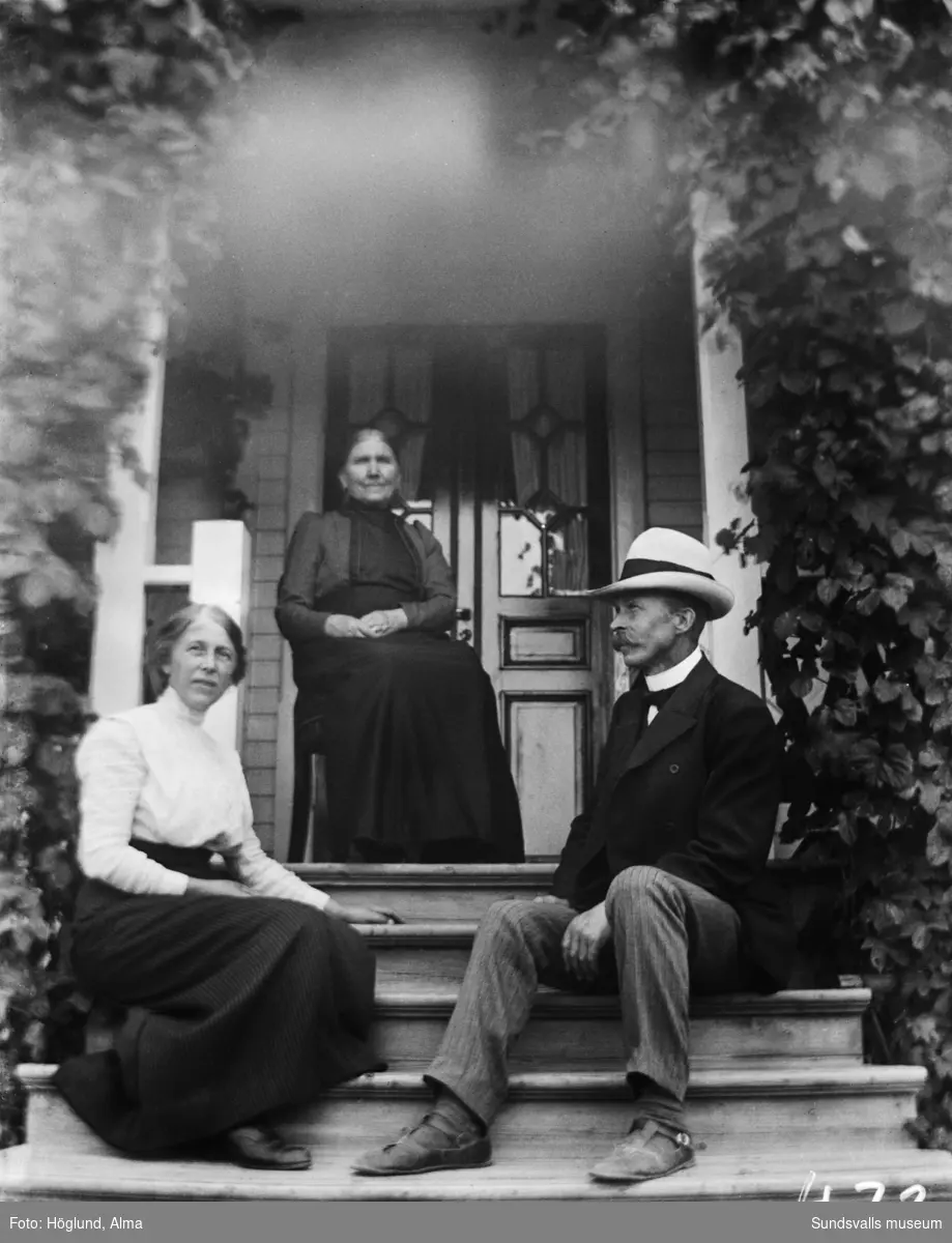 Två familjeporträtt med två kvinnor och en man på trappen till ett hus.
