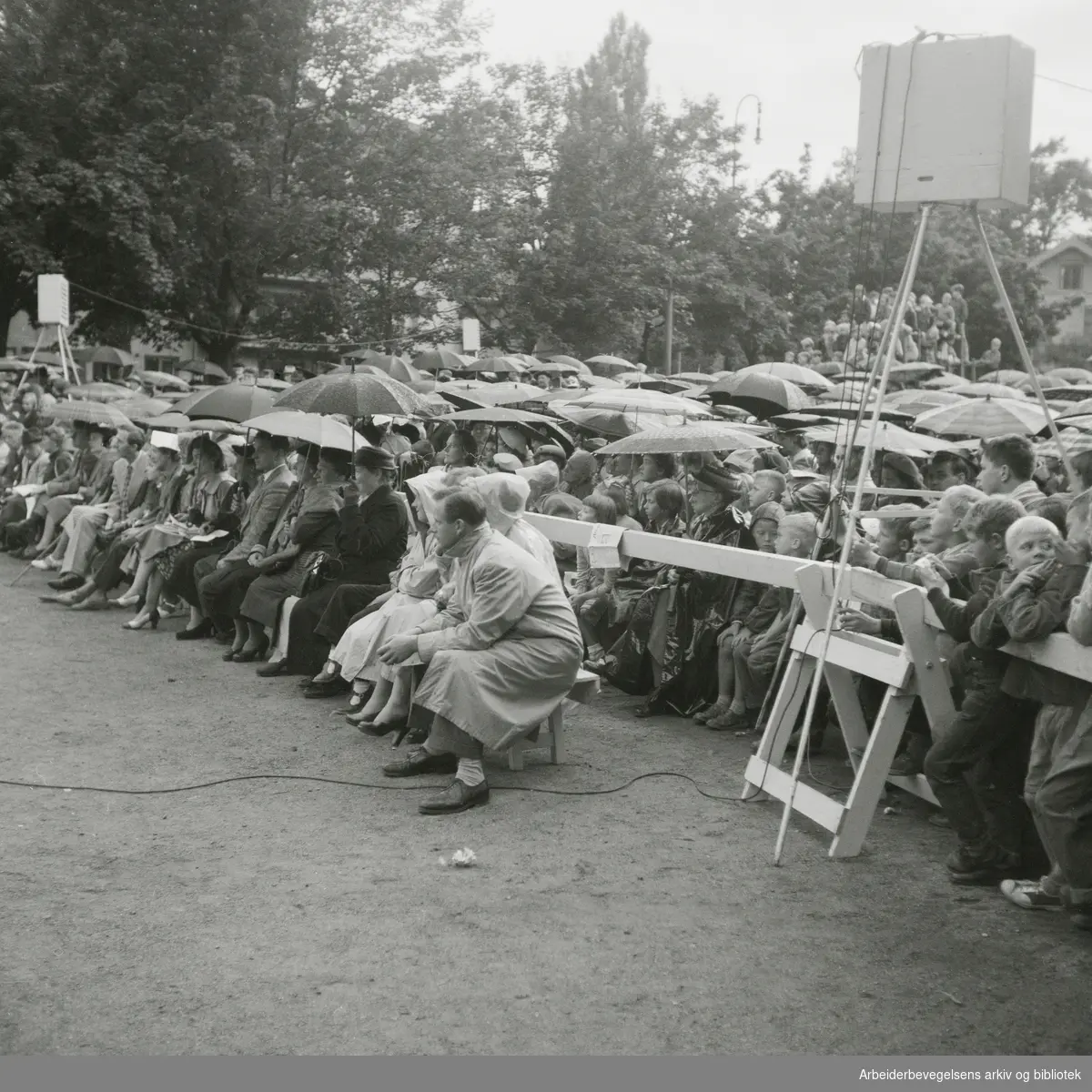 Oslo kommunes parkkvelder. Premiere på operettekavalkaden "Fra smilets land og riker" på Vestkanttorget, 28. Juni 1954.