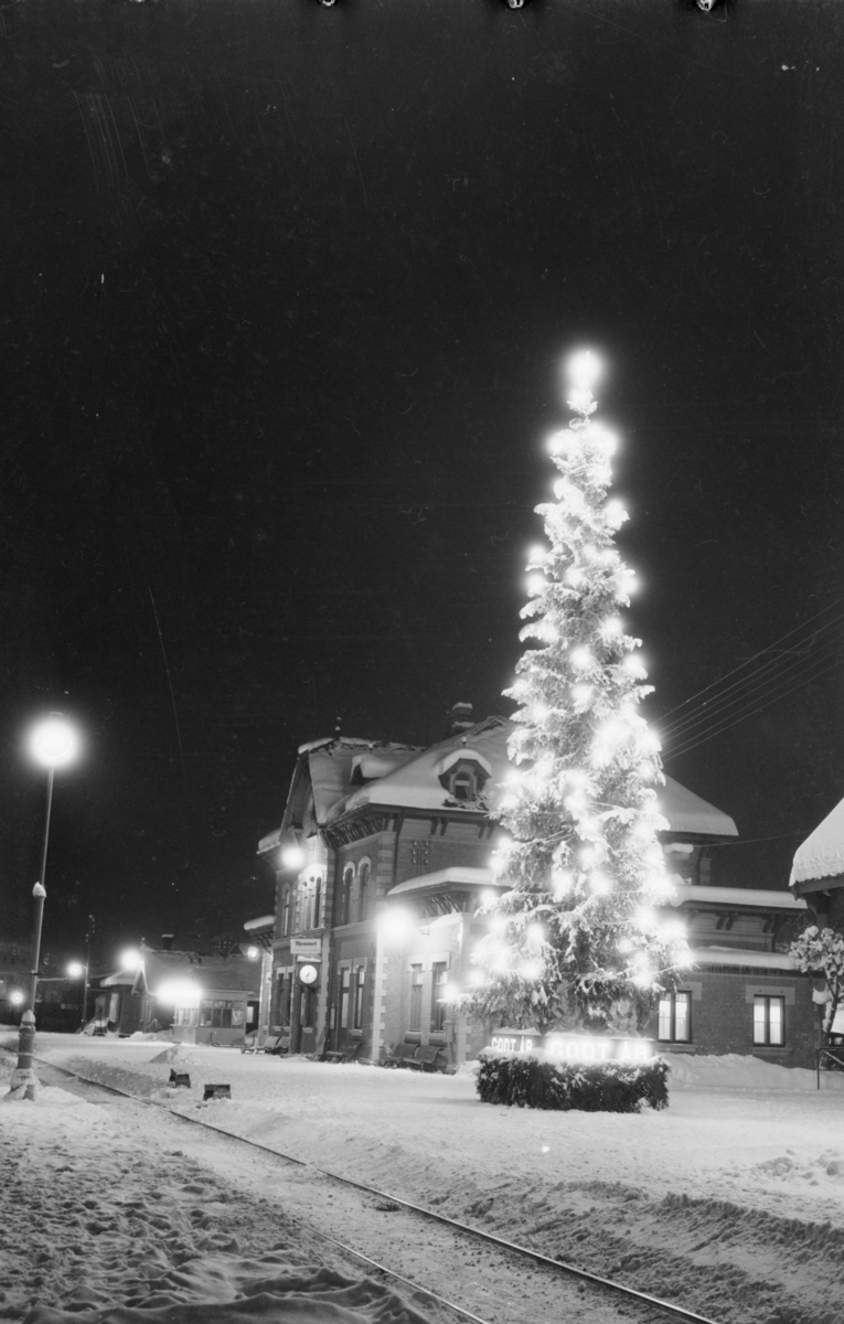 Juletre på Lillehammer stasjon