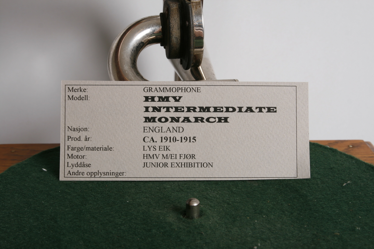 Modell HMV Intermediate Monarch. Kjøpt inn med én pakke stifter og to grammofonplater.

Motor: HMV med en fjær.

Lyddåse: Junior Exhibition.
