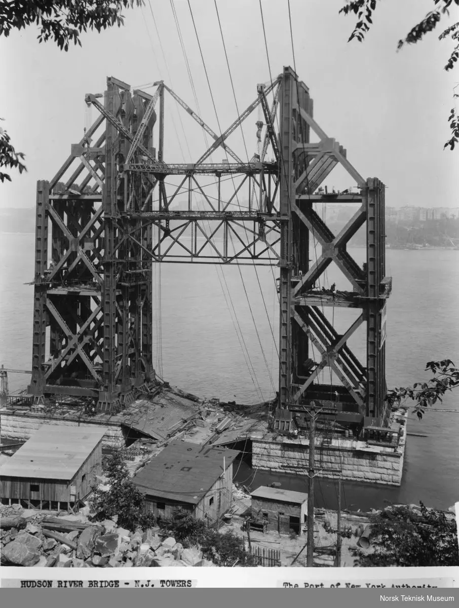 Brotårnet til George Washington Bridge over Hudson River mellom øvre Manhattan (West 178th Street) og Fort Lee, New Jersey i New York. Broen er tegnet av Othmar H. Ammann. Byggestart 27. september 1927 og åpnet for trafikk 25. oktober 1931. Broen hadde opprinnelig seks kjørebaner og brospennet er på 1067 meter