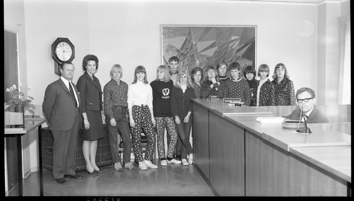 En grupp elever från Handelsskolan i Gränna på Smålands Bank. Mannen till vänster intill okänd kvinna är läraren Allan Berggren. Vid disken sitter kamrer Urban Holmén.