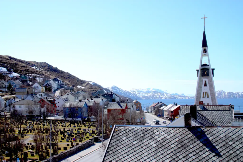 Gjenreisningshus, kirkegården og Hammerfest kirke, utsikt fra tårnet til museet.