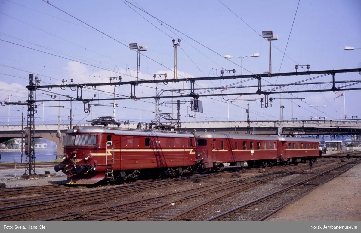Elektrisk lokomotiv El 11 2147 med styrevogn og mellomvogn for elektrisk motorvognsett type 68B på Drammen stasjon