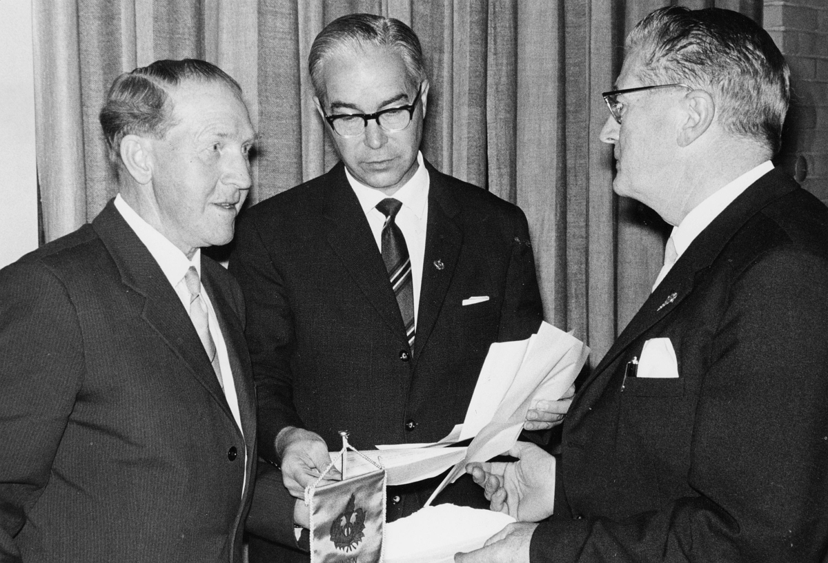 Denis Halling, Sverige, i mitten, Martin Johnson t.v. och Fritz
Thordsen, ordförande resp. vice ordförande, Oslopostens
Velferdsförening.