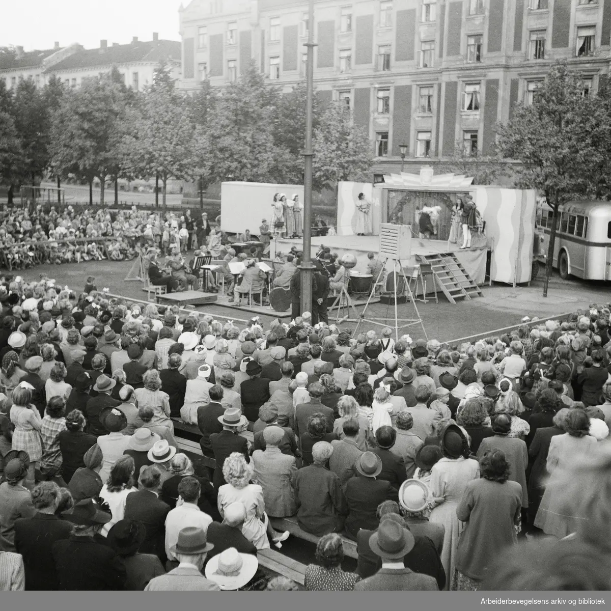 Oslo kommunes parkkvelder. Ny Norsk Ballett oppfører "Tyrihans" på Wahls plass (Nå Rudolf Nilsens plass). 22. August 1949..