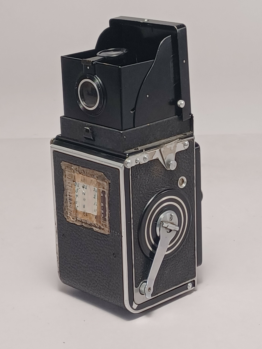 Tvåögd mellanformatskamera med läderfodral.
Objektiv Carl Zeiss Jena typ Tessar 1:3,5 f=7,5 cm, nr 2500261.