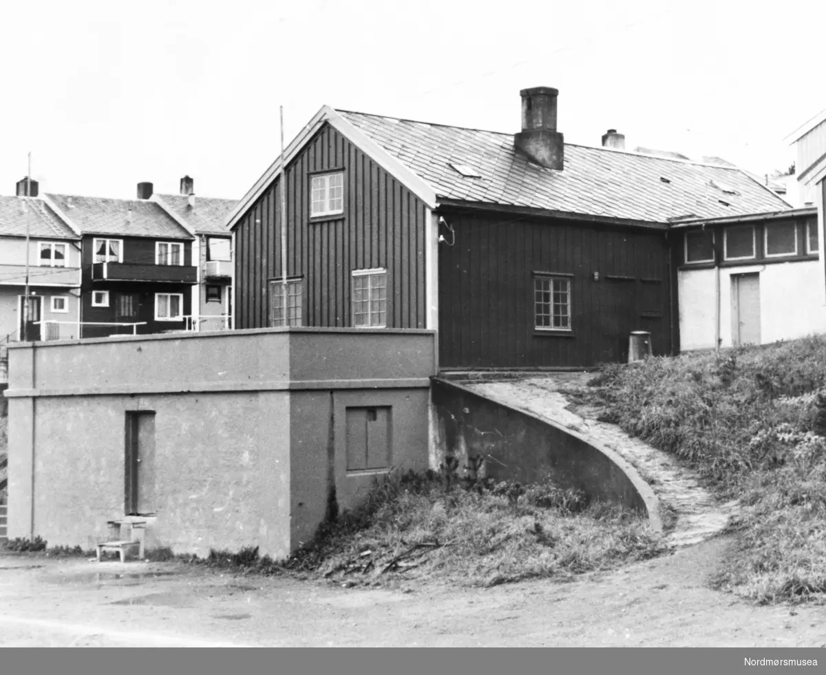 Foto fra Kristiansund. Muligens fra området rundt Idrettsplassen. Bildet er trolig fra omkring 1984-1985. Bildet er fra avisa Tidens Krav sitt arkiv i tidsrommet 1970-1994. Nå i Nordmøre museums fotosamling.