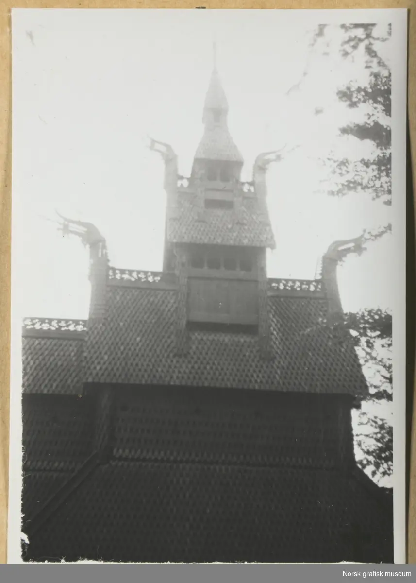 Bygning. Fantoft stavkirke, de øverste takene og spiret. Fotografert i forbindelse med Vestlandsk Trykkerstevne i Bergen, 1946.