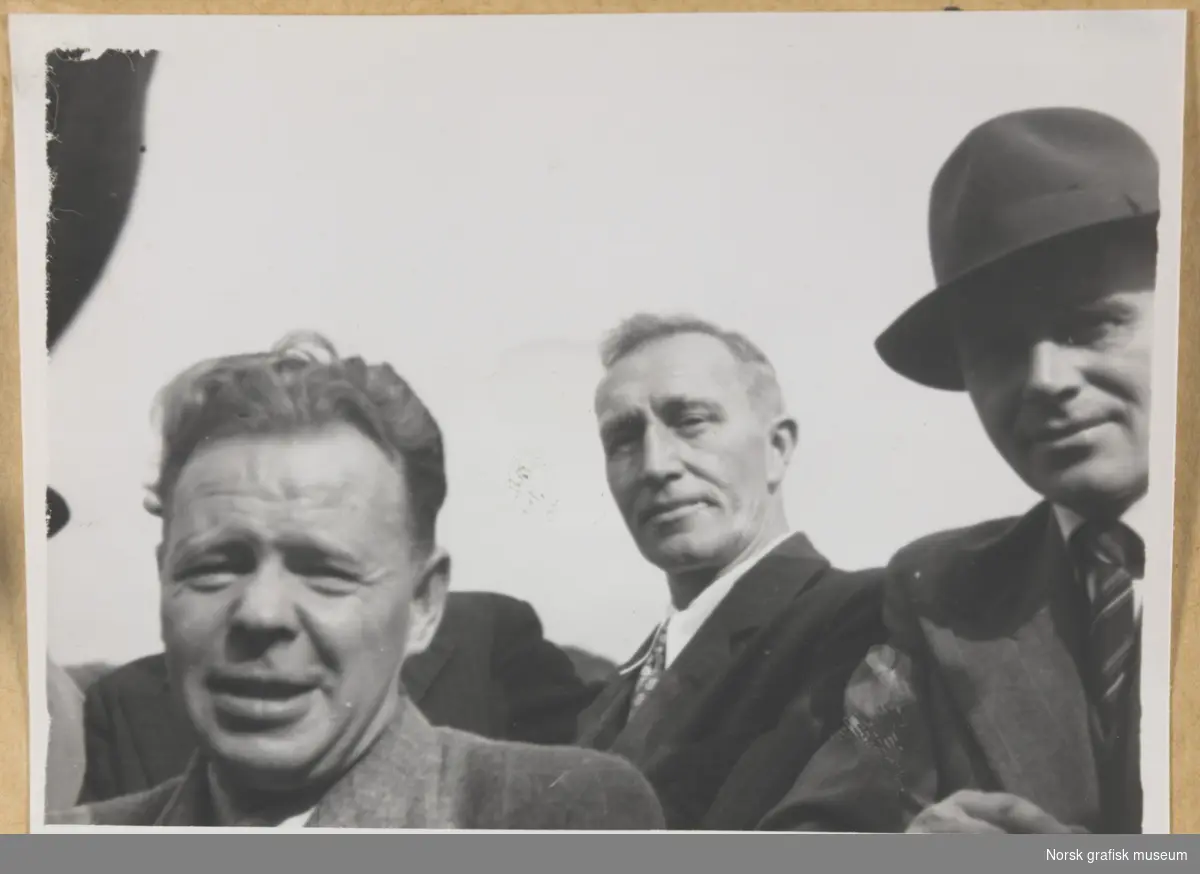Gruppebilde, utendørs. Tre menn med dress og slips. Fotografert i forbindelse med Vestlandsk Trykkerstevne i Bergen, 1946.