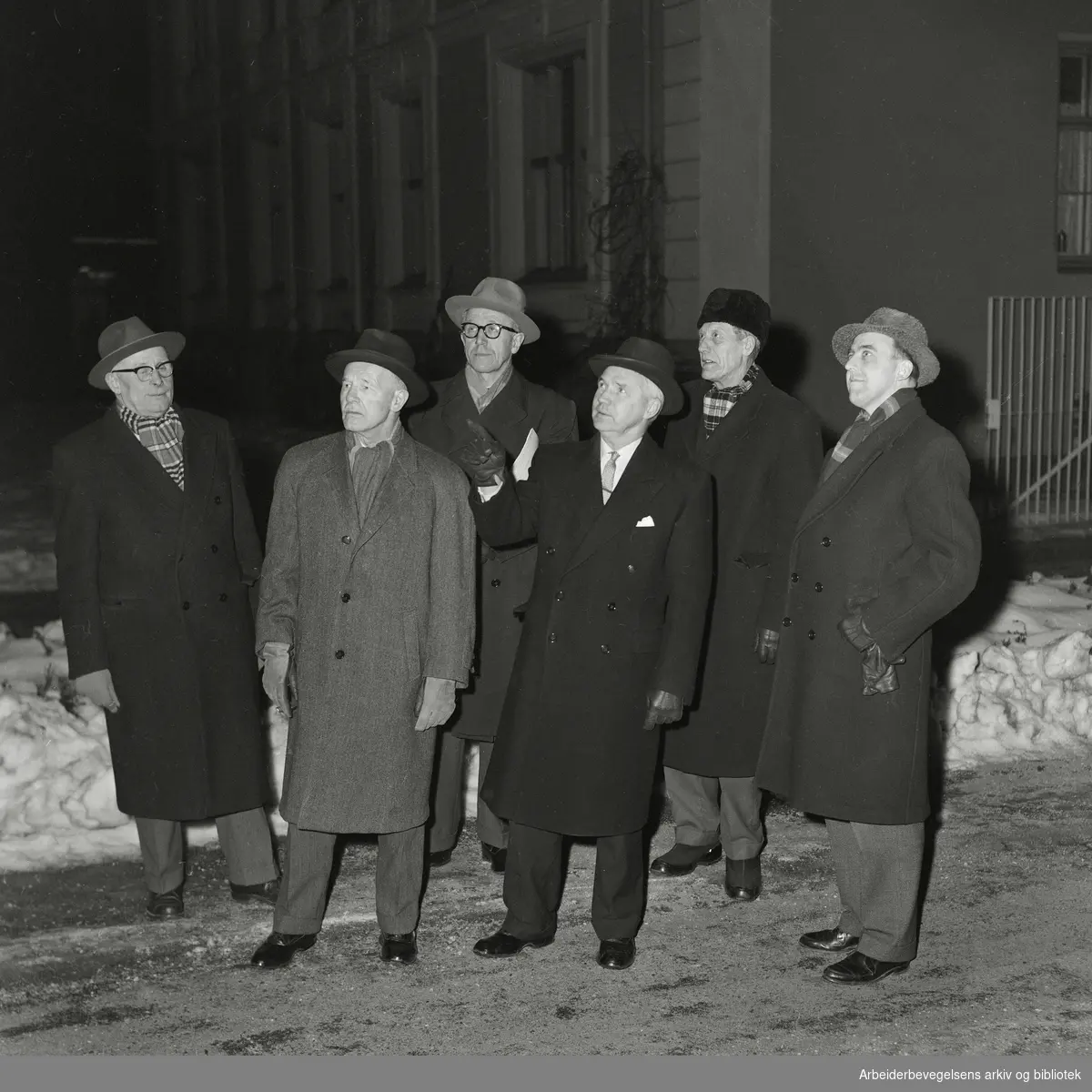Styret i Oslo Lysverker ser på gatebelysning. Stående ytterst til høyre: Albert Nordengen. 9. Februar 1961.