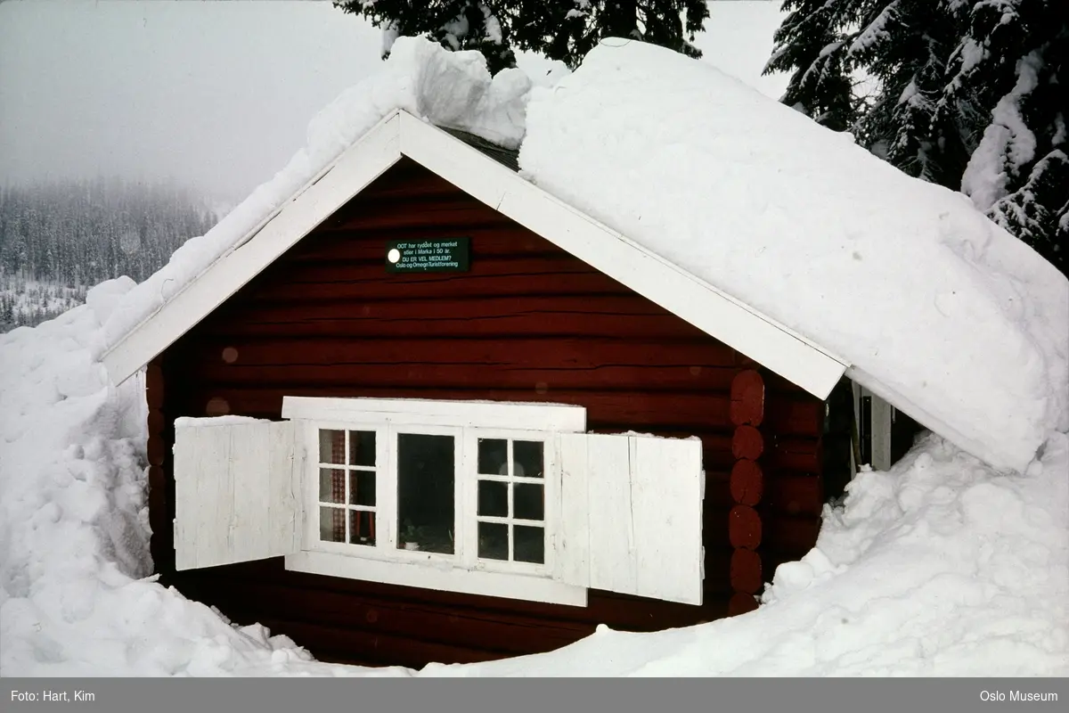 hytte, skilt: Oslo og Omegn Turistforening, skog, snø