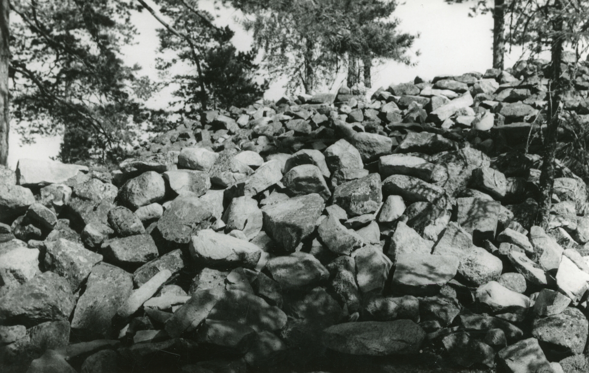 Fem bilde av gamle steinmurar.  Truleg er alle frå Trelsborg.