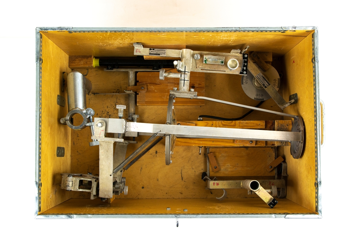 Inriktningsutrustning grundsats för underhållsarbete av flygfältsbelysning.
Förvaras i låda av trä specialanpassad för instrumentet. Instrumentet består av flera delar: Riktdon, armaturriktare, kikare, hållare och ej namngiven del.