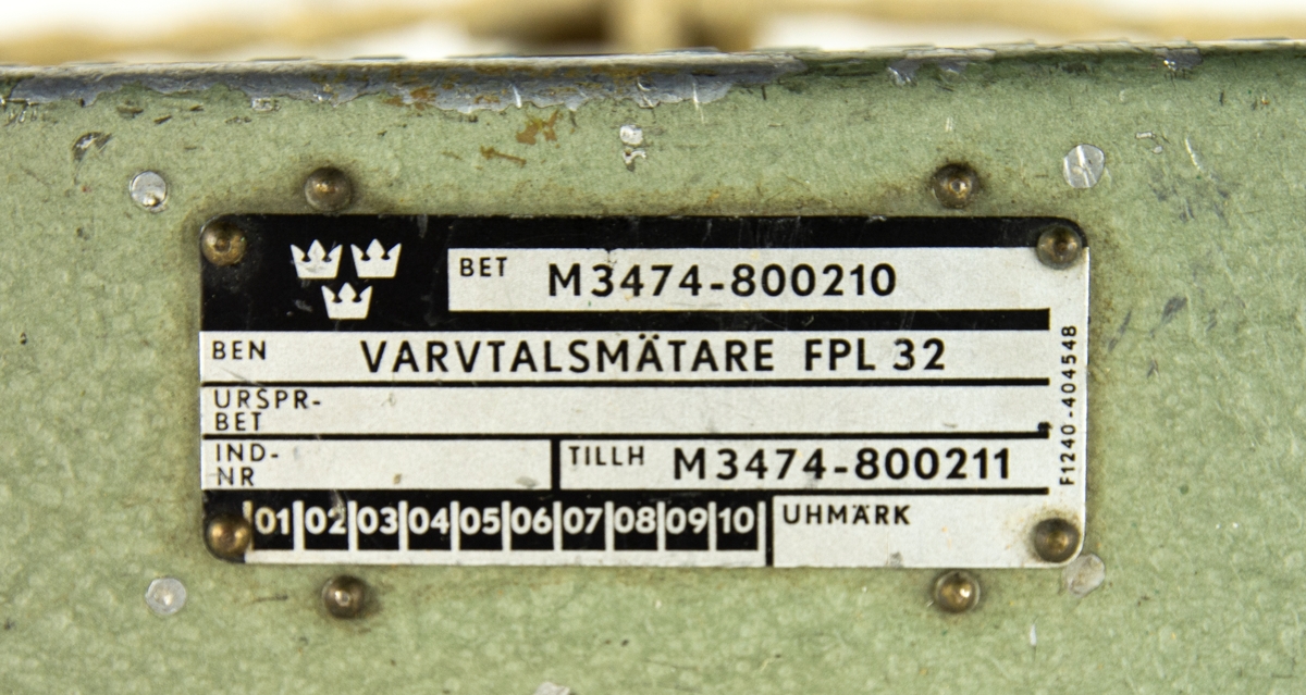 Varvtalsmätare till flygplan 32. Tillverkad av flygvapnet. Enhet med löstagbart stativ/hållare med eget M-nummer.