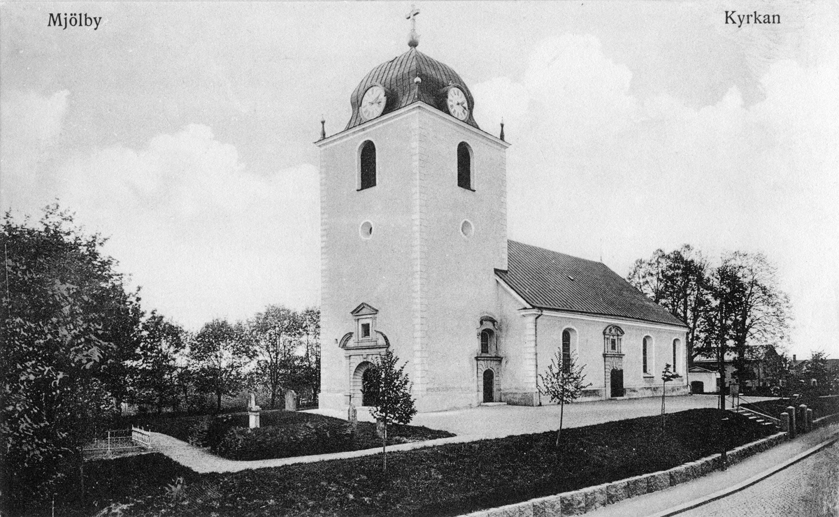Efter en förödande eldsvåda 1771 påbörjade man året därpå uppförandet av Mjölby nuvarande kyrka. Arbetet fortskred långsamt och invigningen kom inte att ske förrän år 1779. Här en framställning på ett brevkort från omkring förra sekelskiftet.