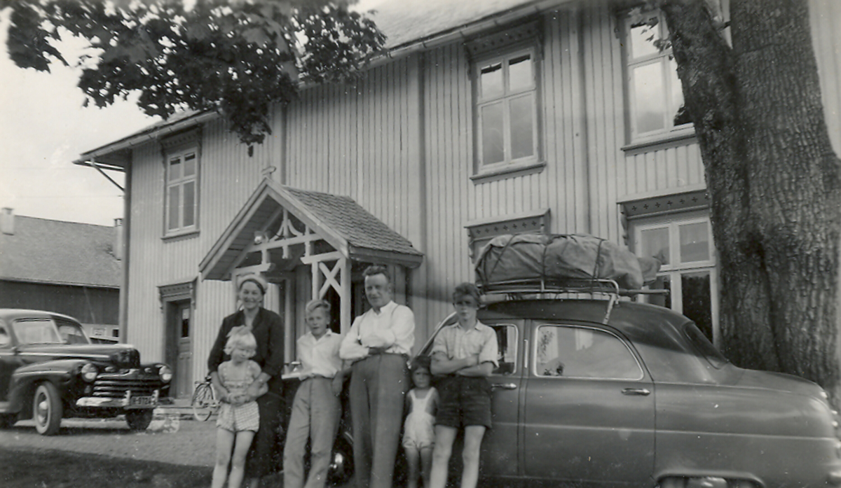 Familie framfor bil på Bø prestegard
