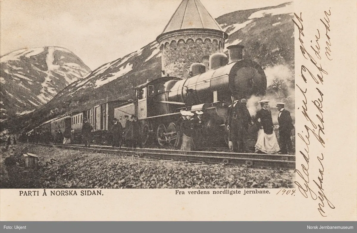 Damplokomotiv type 19a nr. 156 med persontog ved Rombak stasjon
