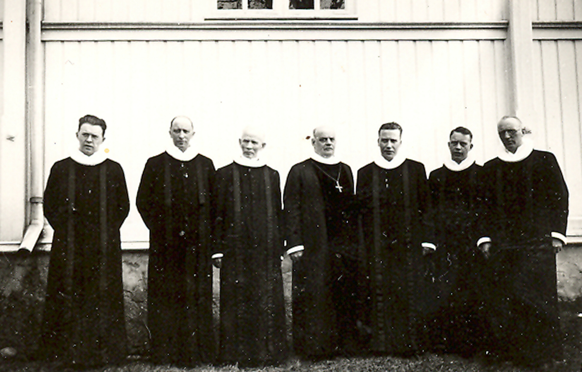 Frå ordinasjonan av Arne Momrak som prest i Bø i 1937.   Arne Monmrak står til høgre for biskop Maroni.  Og til høgre for Arne står broren Erling Momrak Haugann, sokneprest i Bø på den tida.