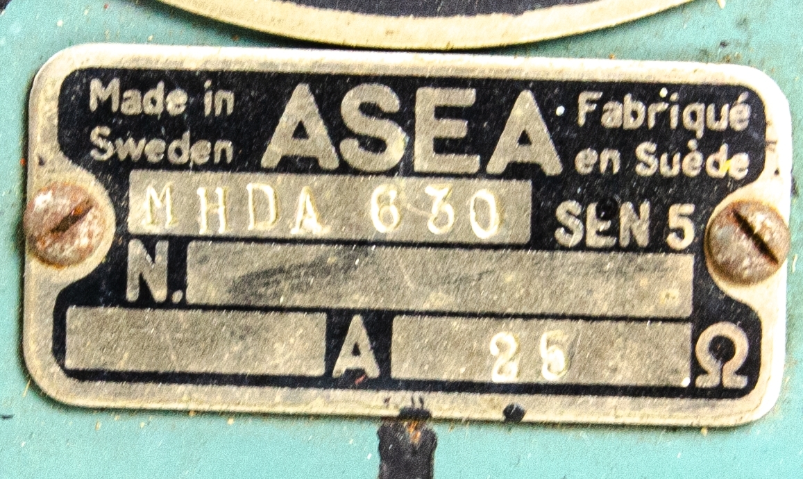 Reglermotstånd. Fyrkantig, mintgrön plåtlåda. Större vred mitt på frontpanelen med gradering 0 -100, med tre uttag under. Tillverkad av ASEA, Sverige.