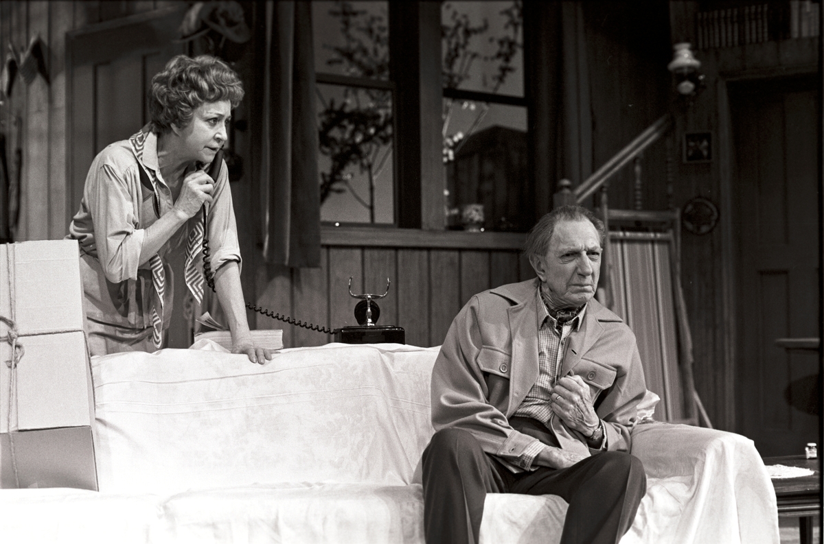 Fra " Sensommer" av Ernest Thompson. Leif Juster i rollen som Norman sitter i en sofa. Ved siden av ham står en stor pakke. Bak står Wenche Foss i rollen som Ethel i telefonen. Forestillingen ble regissert av Kirsten Sørlie og hadde premiere på Oslo Nye Teater 5. februar 1981. 
