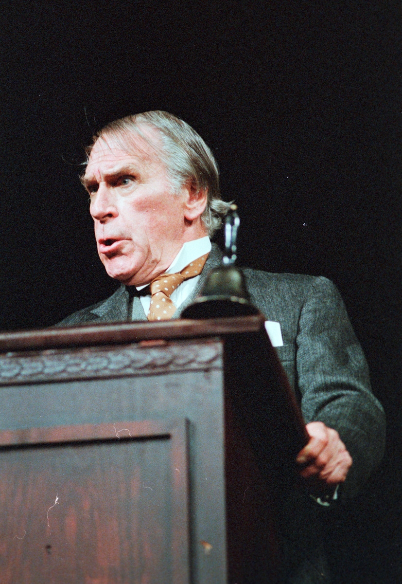 En scene fra Nationaltheaterets oppsetning av Henrik Ibsens "En folkefiende". Forestillingen hadde premiere 27. september 1979. Regi var ved Charles Marowitz. 