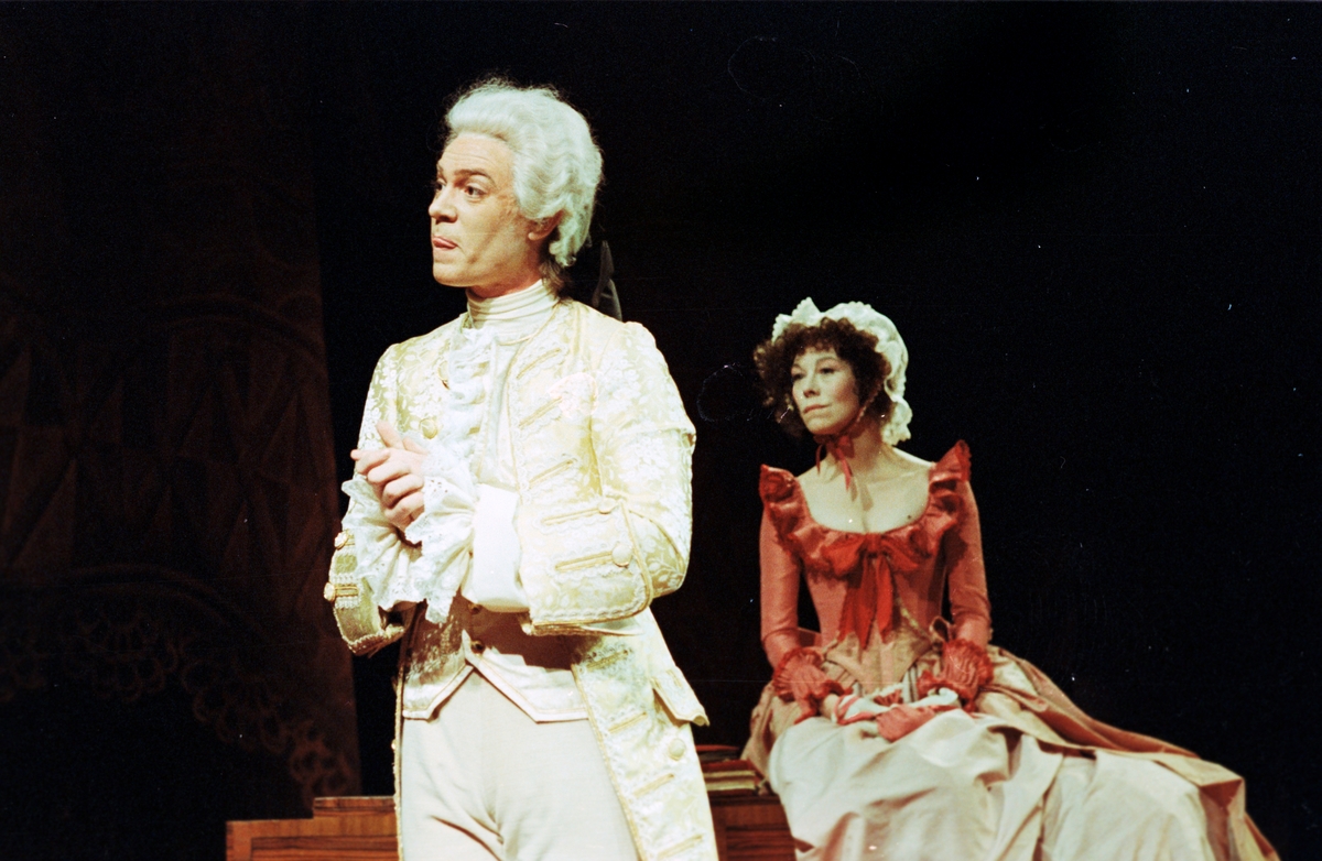 En scene fra Nationaltheaterets oppsetning av Peter Shaffers "Amadeus". Forestillingen hadde premiere 9. desember 1980. Regi var ved Toralv Maurstad, kostymer ved Bruce Snyder og scenografi ved Lubos Hruza. 