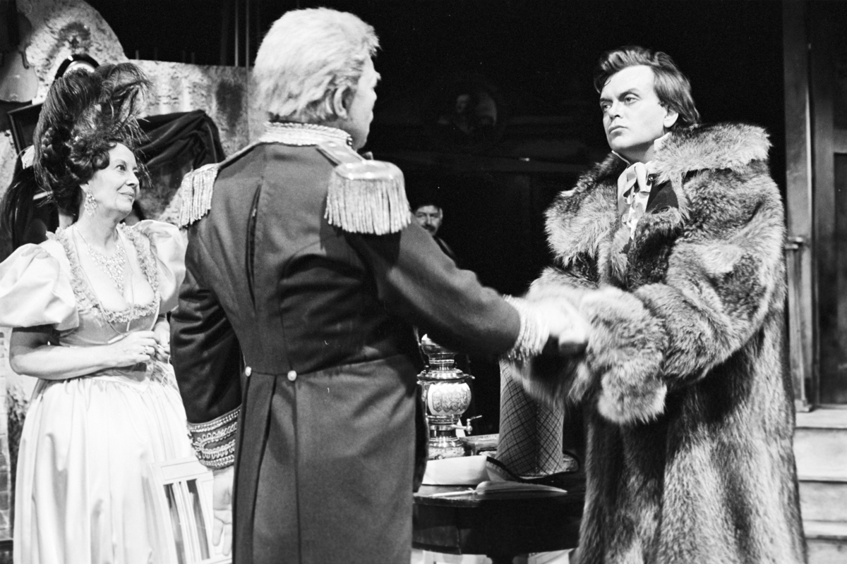 Scene fra Riksteatrets oppsetning av Nikolaj Gogols "Revisoren". Lubos Hruza stod bak scenografi og kostymer.  