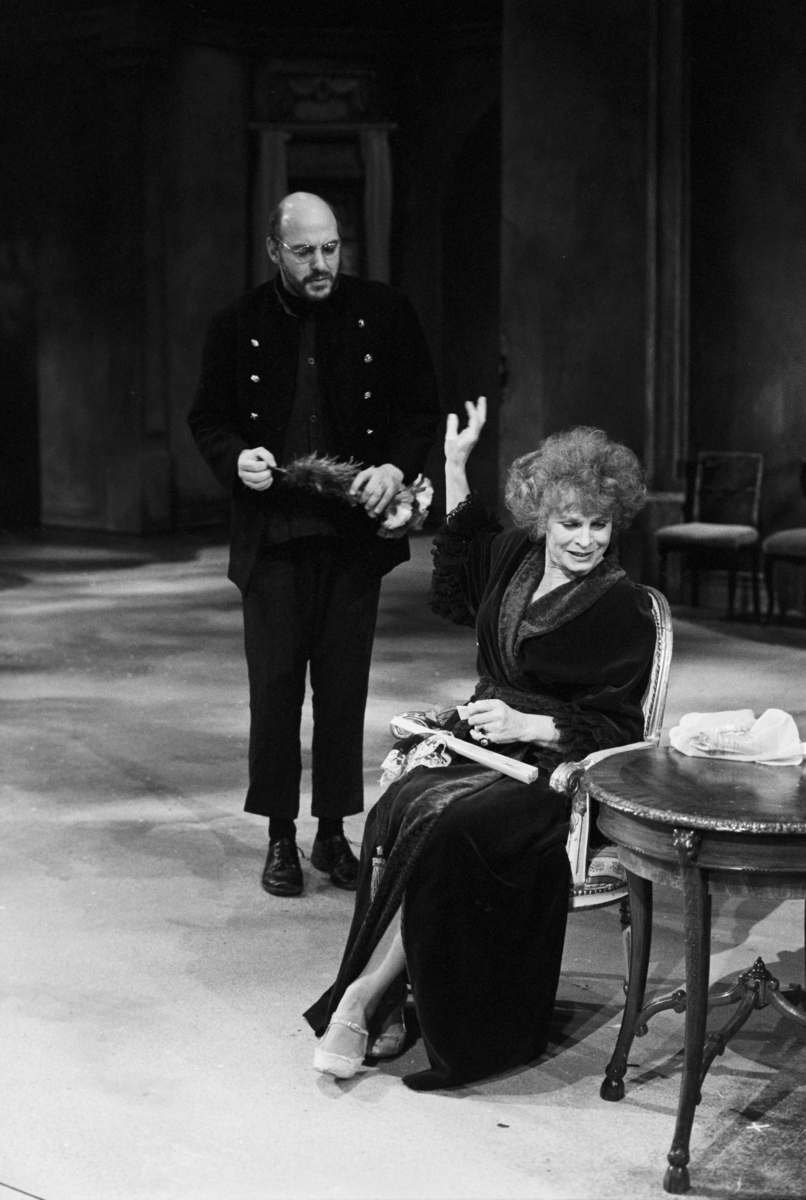 Scene fra Nationaltheaterets oppsetning av Anton Tsjekhovs "Kirsebærhaven". Forestillingen hadde premiere 11. mars 1988. Ernst Günther hadde regi og Lubos Hruza scenografi og kostymer.