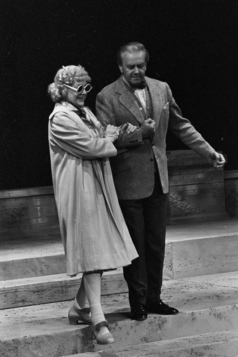   Scene fra Nationaltheaterets oppsetning av David Storeys "Hjem".  Forestillingen hadde premiere 27. oktober 1971. Kirsten Sørlie hadde regi og medvirkende var blant andre Per Aabel som Harry og Aase Bye som Katleen. 